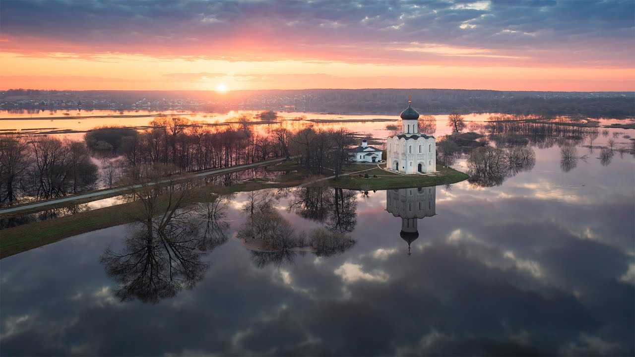 Недалеко от города Владимира, где река Клязьма сливается с рекой Нерль, в 12 веке был возведён чудный собор, получивший впоследствии название Храм Покрова